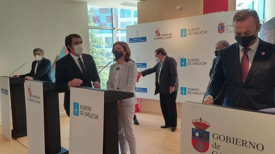 El consejero de Medio Rural y Cohesión Territorial del Principado, Alejandro Jesús Calvo Rodríguez, el consejero de Fomento y Medio Ambiente de la Junta, Juan Carlos Suárez-Quiñones, la consellera de Medio Ambiente, Territorio y Vivienda de la Xunta, Ánge