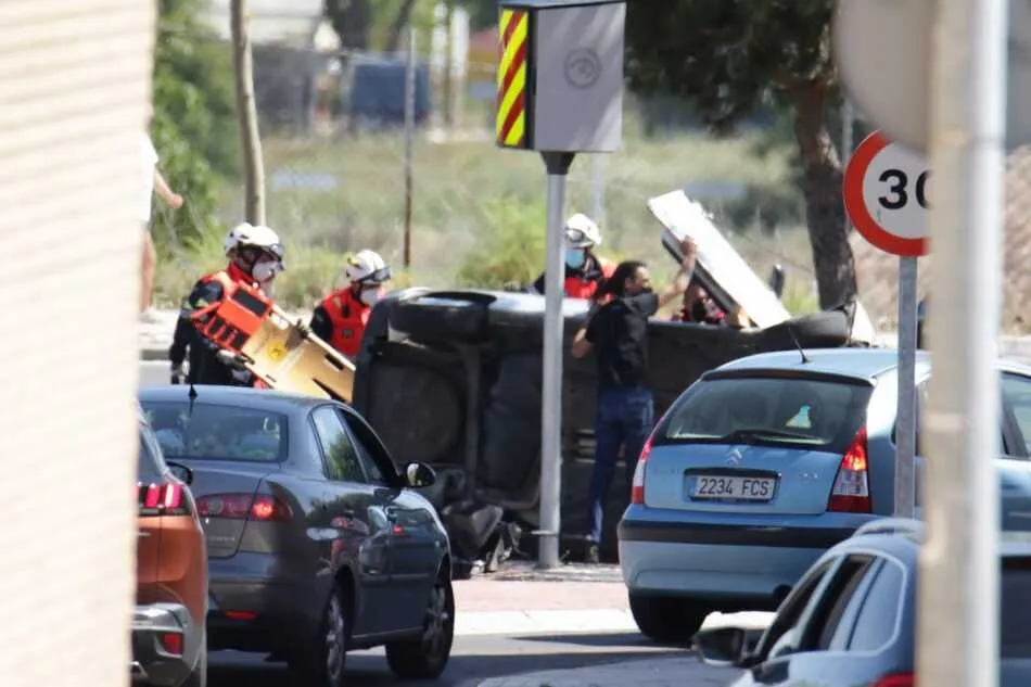 Imagen en la que se puede apreciar cómo ha quedado el vehículo tras volcar | Fotos: I. González