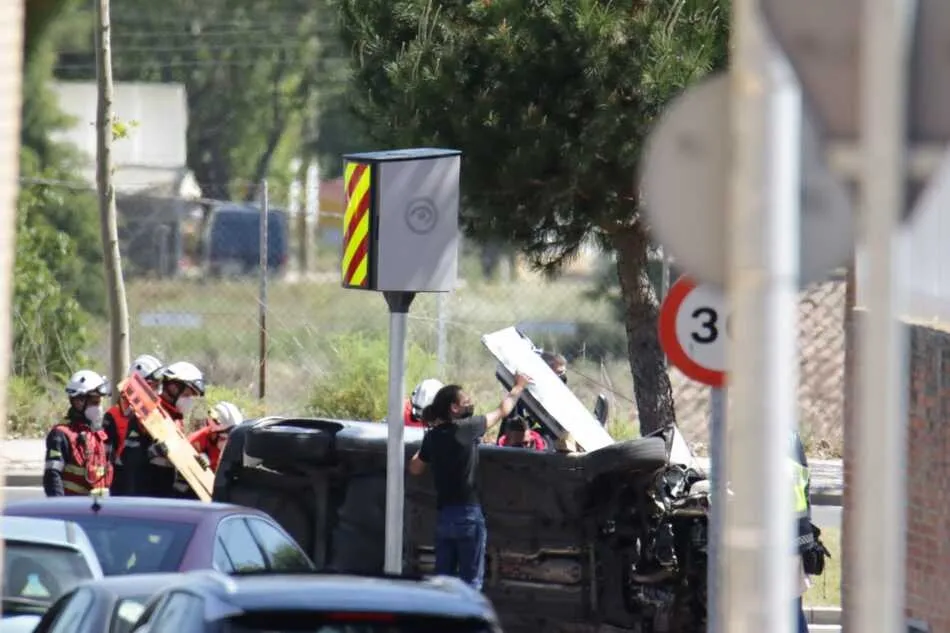 Foto 5 - Aparatoso accidente tras volcar con su veh&iacute;culo en la zona de la Aldehuela&nbsp;