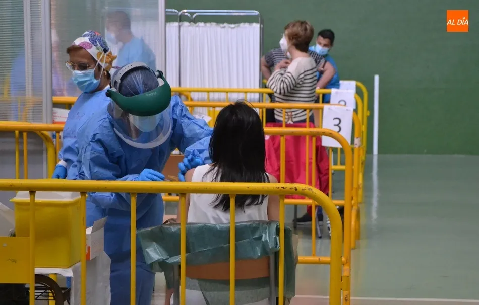 Un total de 1.004 personas reciben la primera dosis de la vacuna contra el coronavirus  