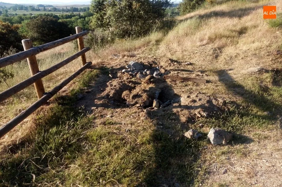 Foto 2 - Salvajada en la V&iacute;a Verde: Arrancan y roban el banco del mirador de la ribera del Tormes