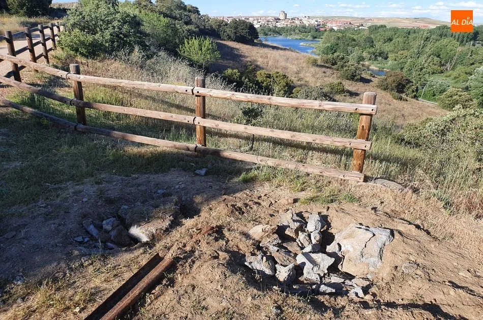 Aspecto actual del mirador de la ribera del Tormes sin el banco