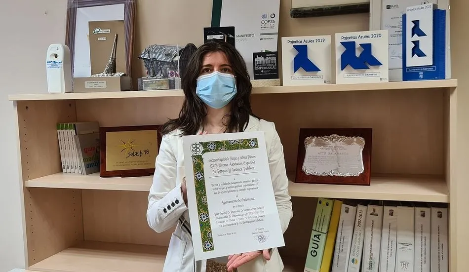 Miryam Rodríguez, concejala de Medio Ambiente, Parques y Jardines del Ayuntamiento de Salamanca, con el galardón correspondiente