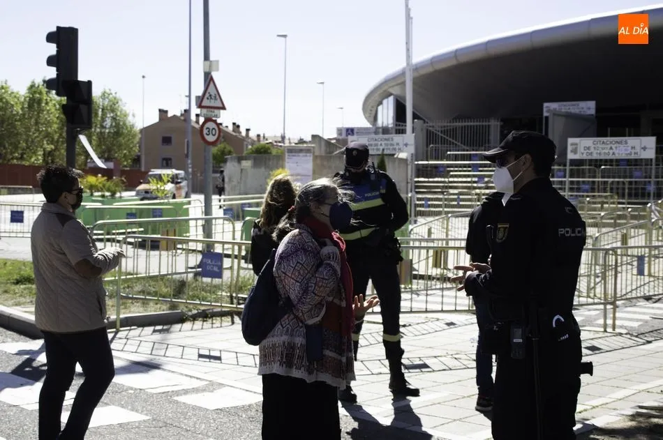 Agentes de la Policía informando a personas que acuden a vacunarse al Multiusos