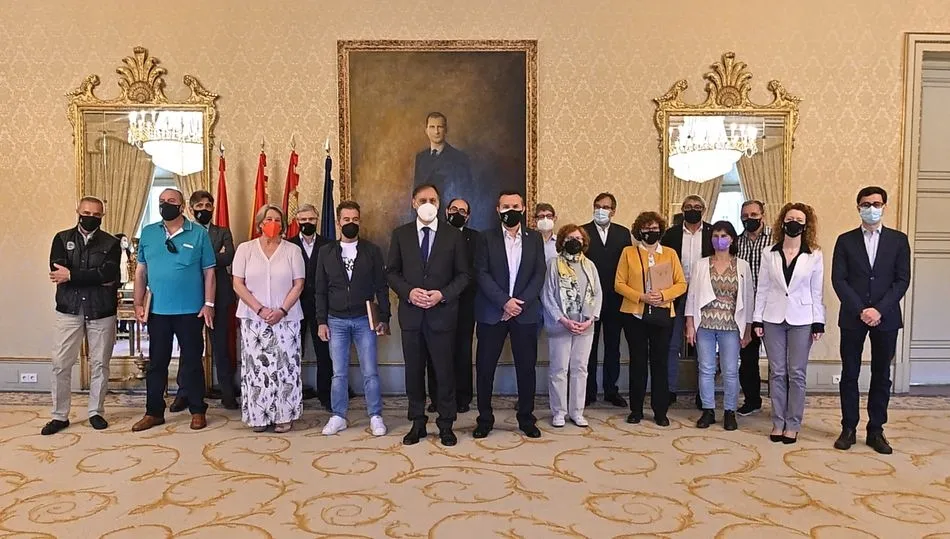 El Salón de Recepciones ha acogido el acto en el que el alcalde de Salamanca, Carlos García Carbayo, ha agradecido al personal que ha recibido este reconocimiento