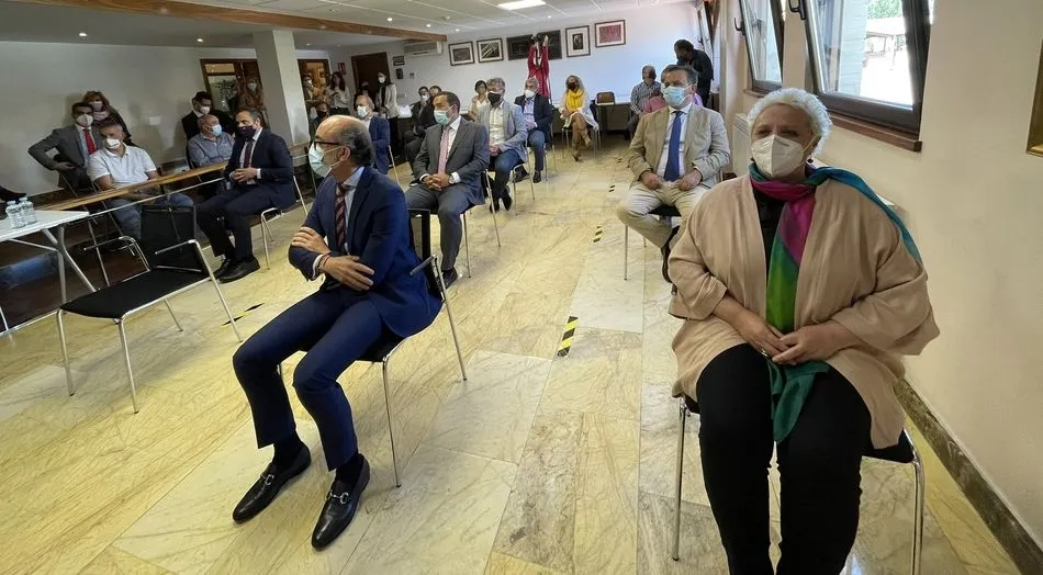 El consejero de Cultura y Turismo, Javier Ortega, a la izquierda, en la presentación de este plan