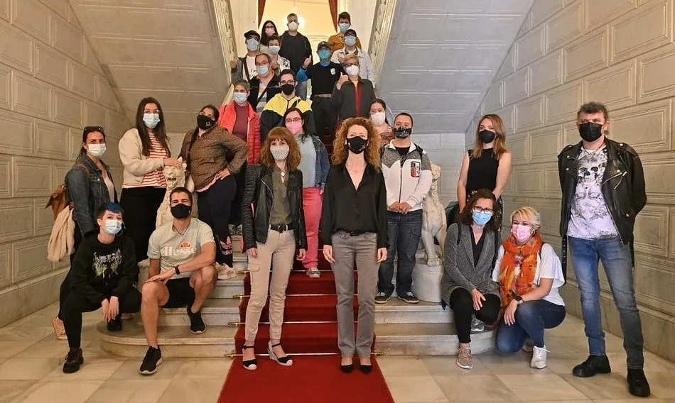 Un grupo de participantes, junto a profesionales de la Fundación AFIM, han sido recibidos en el Consistorio local por la concejala de Familia e Igualdad de Oportunidades, Ana Suárez