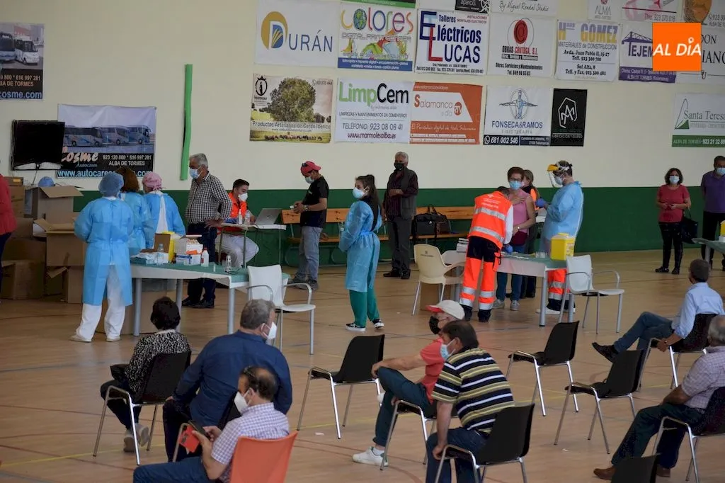 Vacunación masiva en el pabellón municipal de Alba de Tormes / Pedro Zaballos
