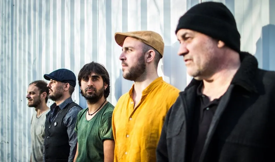 Entavía está formado por David Jiménez “Tevi”, Michu Cordero, Cele Hernández, Javier Montes y Óscar López