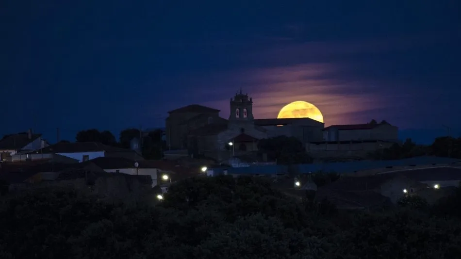 La luna llena se asoma en Guadramiro tras la ermita de Nuestra Señora del Árbol  