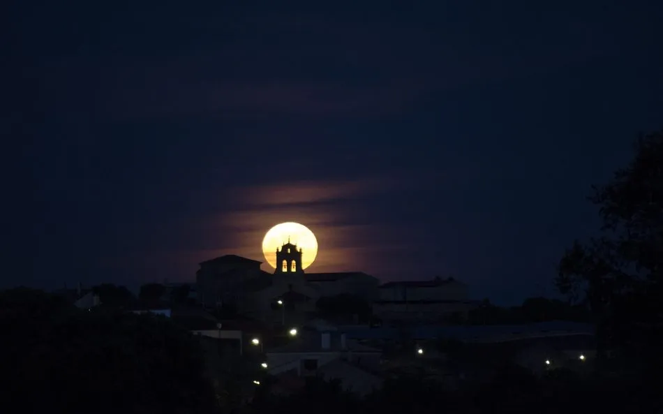 Foto 4 - La luna llena se asoma en Guadramiro tras la ermita de Nuestra Se&ntilde;ora del &Aacute;rbol  