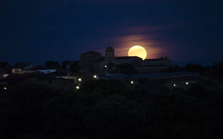 Foto 3 - La luna llena se asoma en Guadramiro tras la ermita de Nuestra Se&ntilde;ora del &Aacute;rbol  