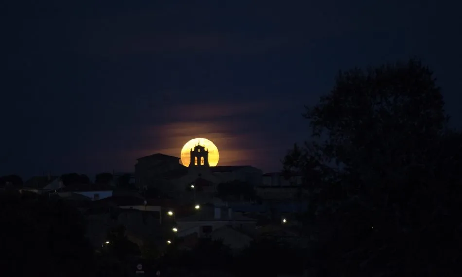 Foto 2 - La luna llena se asoma en Guadramiro tras la ermita de Nuestra Se&ntilde;ora del &Aacute;rbol  