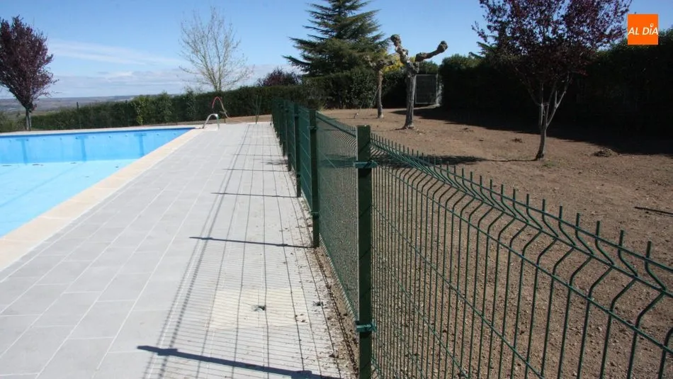 El canto rodado que rodeaba los dos vasos ha sido sustituido por cerámica y se ha sembrado nuevo césped / CORRAL