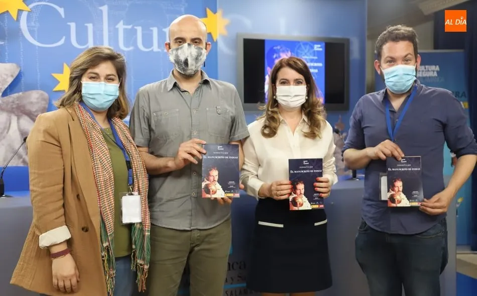 Presentación de este montaje teatral con la concejal de Cultura, María Victoria Bermejo, segunda por la derecha, junto a integrantes de la compañía Teatro de Poniente. Foto de Lydia González