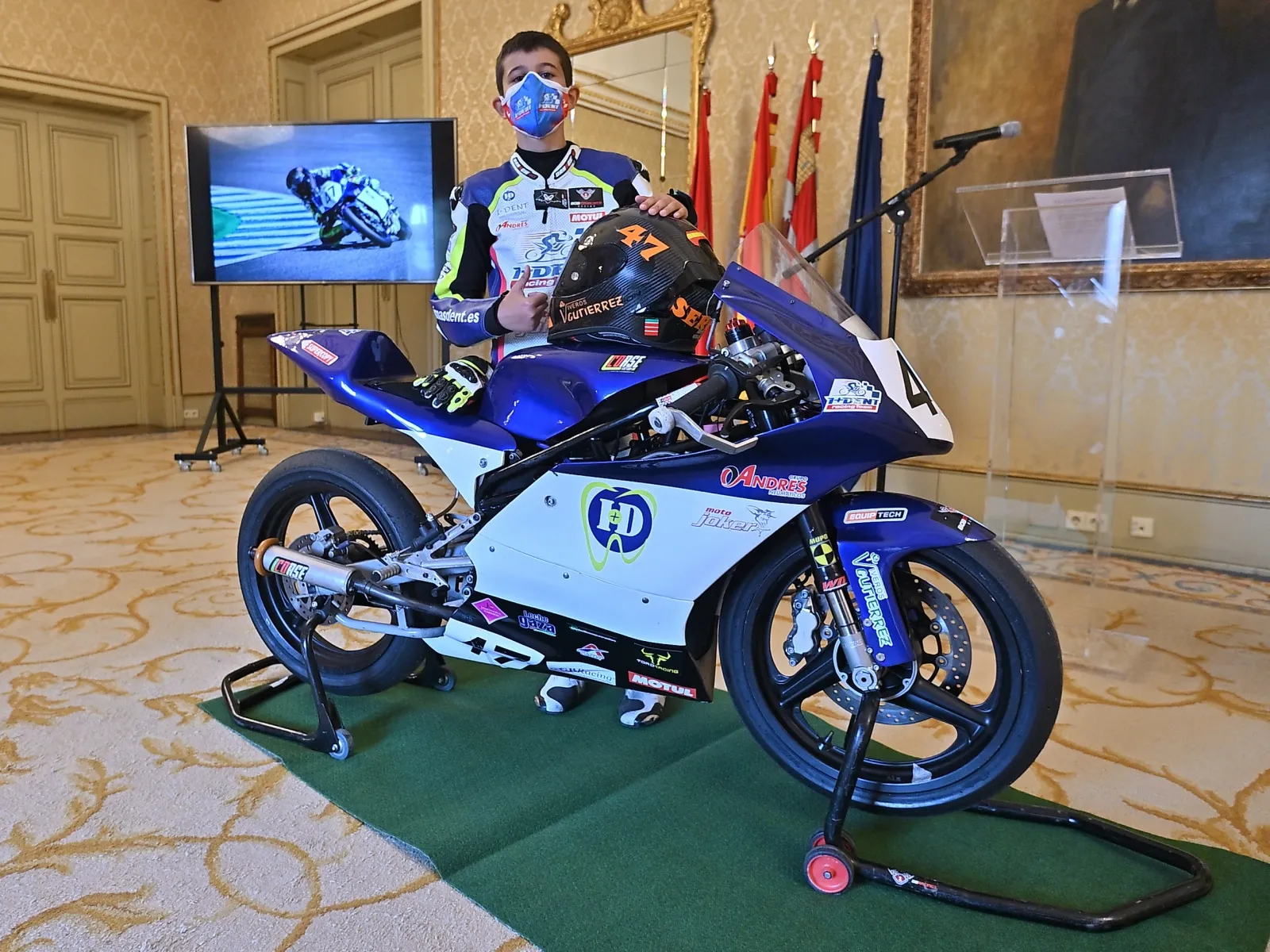 Foto 2 - El alcalde destaca el talento del piloto de motos Sergio Verdugo y le desea &eacute;xitos en su...