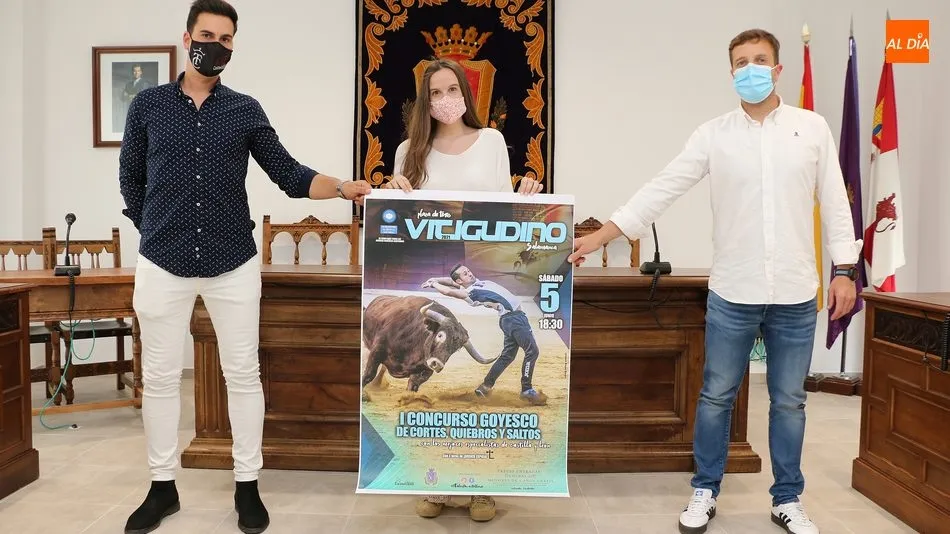 De iz. a der., Javier Serrano, Victoria Rodríguez y Óscar Martín durante la presentación del festejo en el Ayuntamiento de Vitigudino / CORRAL