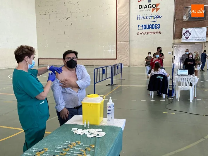 Foto 9 - Cerca de 900 personas de entre 56 y 59 a&ntilde;os reciben su dosis en la vuelta de las vacunaciones a...