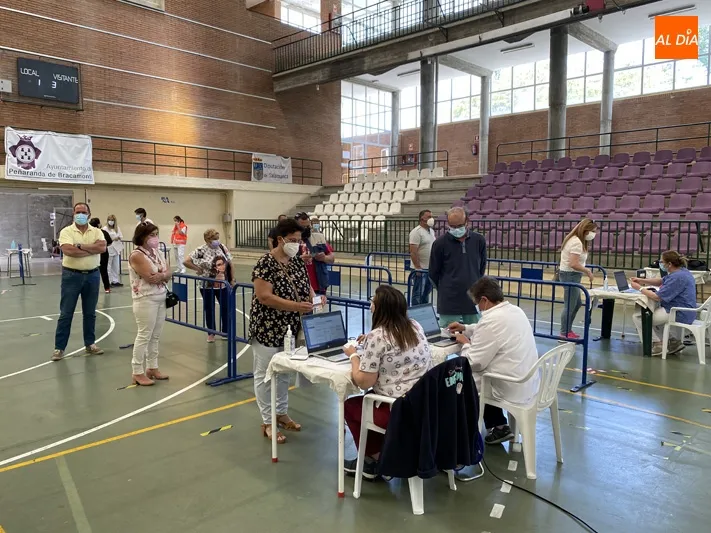 Foto 8 - Cerca de 900 personas de entre 56 y 59 a&ntilde;os reciben su dosis en la vuelta de las vacunaciones a...