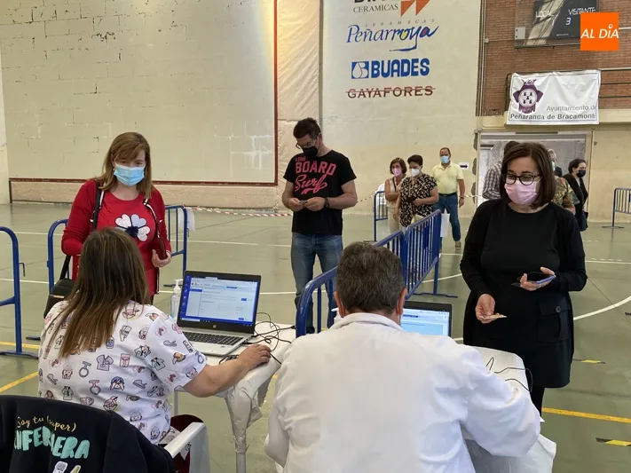 Foto 7 - Cerca de 900 personas de entre 56 y 59 a&ntilde;os reciben su dosis en la vuelta de las vacunaciones a...