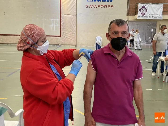 Foto 6 - Cerca de 900 personas de entre 56 y 59 a&ntilde;os reciben su dosis en la vuelta de las vacunaciones a...