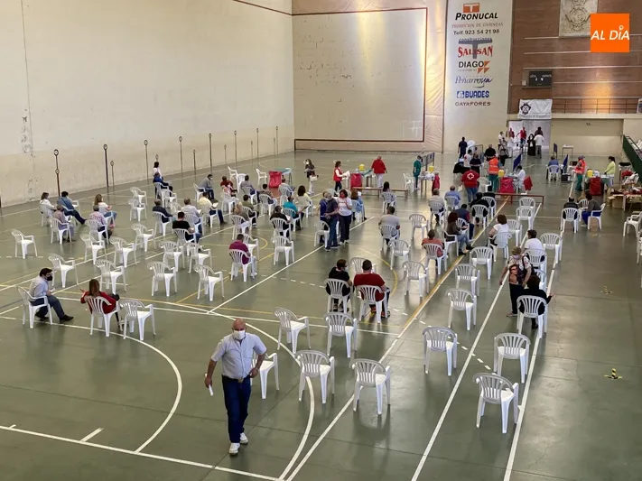 Foto 5 - Cerca de 900 personas de entre 56 y 59 a&ntilde;os reciben su dosis en la vuelta de las vacunaciones a...