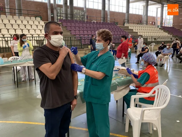 Foto 4 - Cerca de 900 personas de entre 56 y 59 a&ntilde;os reciben su dosis en la vuelta de las vacunaciones a...