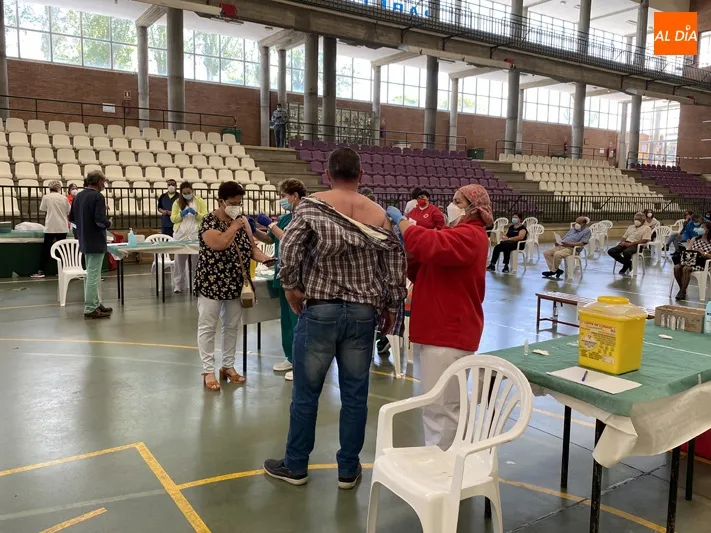 Foto 3 - Cerca de 900 personas de entre 56 y 59 a&ntilde;os reciben su dosis en la vuelta de las vacunaciones a...