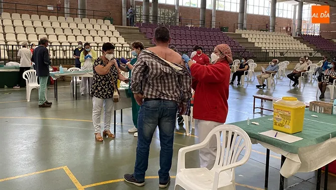 El pabellón municipal acogía la vacunación masiva a los vecinos de 56 a 59 años de Peñaranda, Cantalapiedra y Villoria