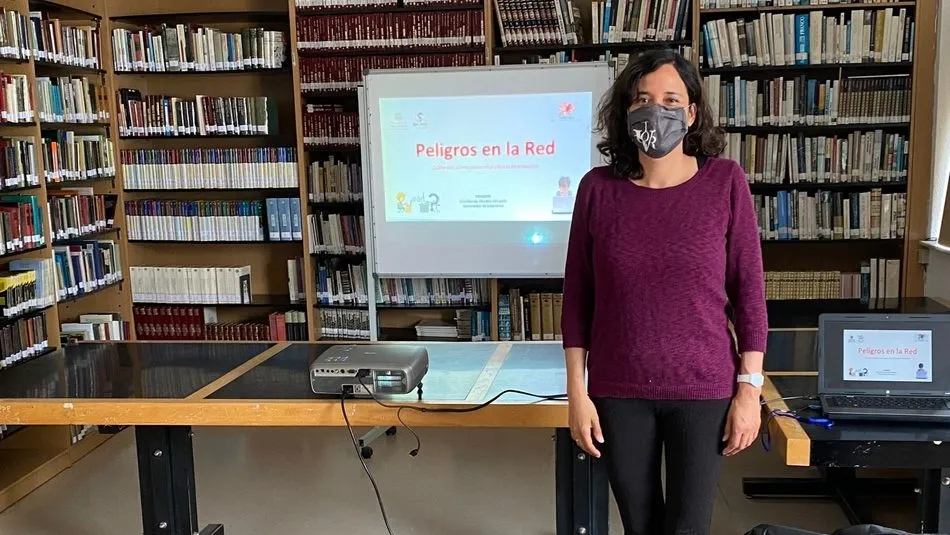 Erla Morales durante la charla ‘Peligros en la red’ ofrecida este jueves en Vitigudino