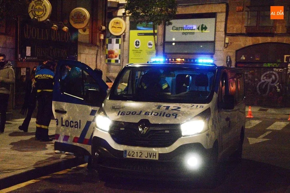 Foto de archivo de agentes de la Policía Local patrullando en zonas de ocio nocturno en el centro de Salamanca