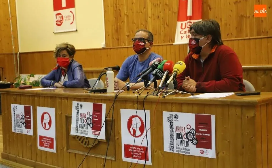 Fernando López Sánchez, secretario de UGT Servicios Públicos Salamanca, en el centro, junto a Rocío de Nova, secretaria de  Sanidad, y José Mª García Herrero, presidente del comité empresa de Ambuibérica. Foto de Lydia González