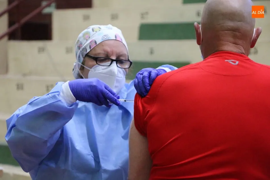 El martes 1 de junio les llega el turno a los que este año cumplen entre 52 y 55 años / CORRAL