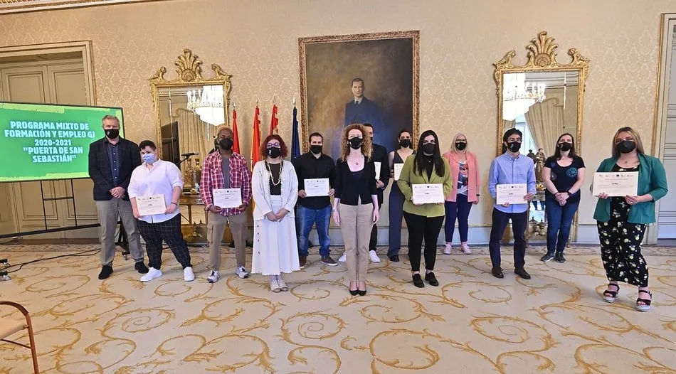 La concejala de Familia e Igualdad de Oportunidades, Ana Suárez Otero, junto a las personas que recibían sus diplomas