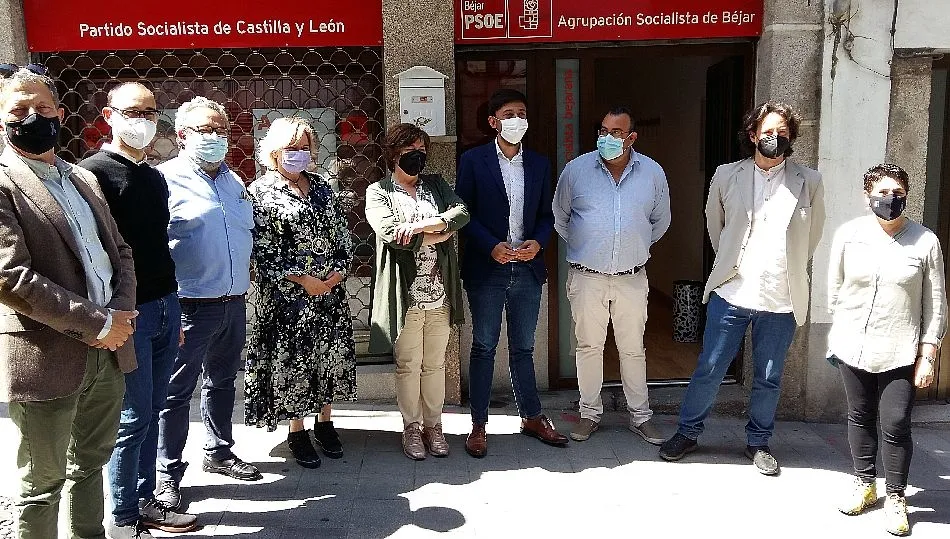 Foto de los parlamentarios del PSOE por Salamanca con los ediles socialistas de Béjar y Candelario