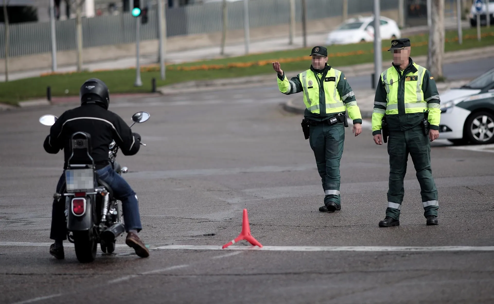Dos guardias civiles de Tráfico paran a una moto. Foto: EP
