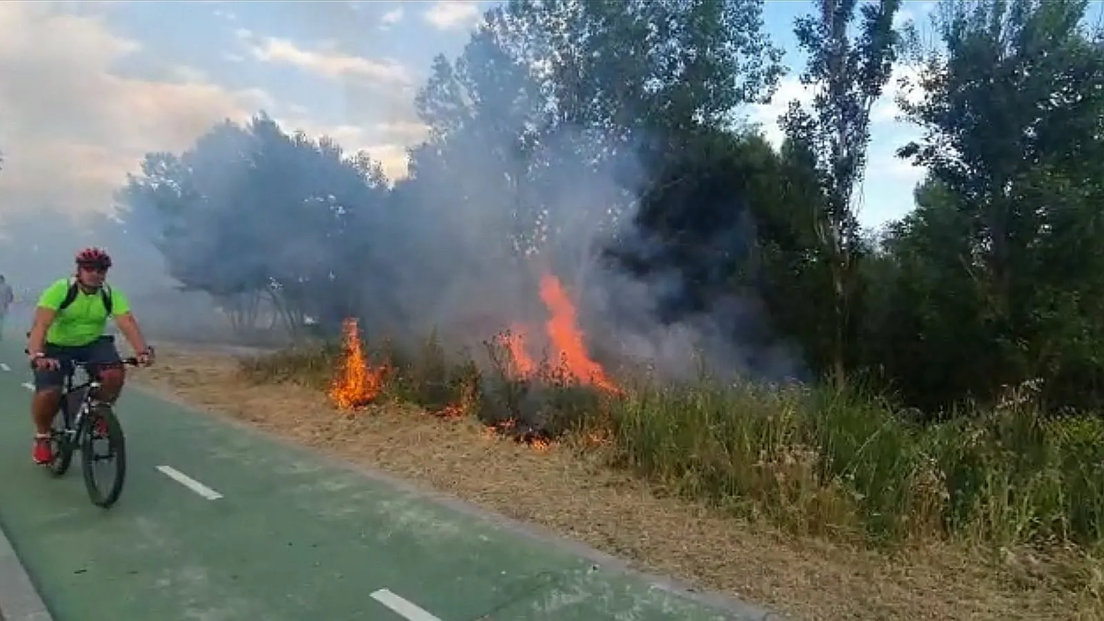 Foto 9 - Declarado un incendio en la zona del embarcadero junto al paseo fluvial&nbsp;