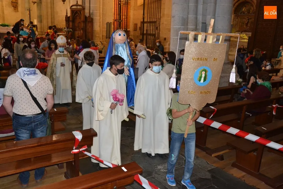 Festiva ofrenda floral de los niños a la Virgen con canto incluido del ‘Cumpleaños Feliz’  