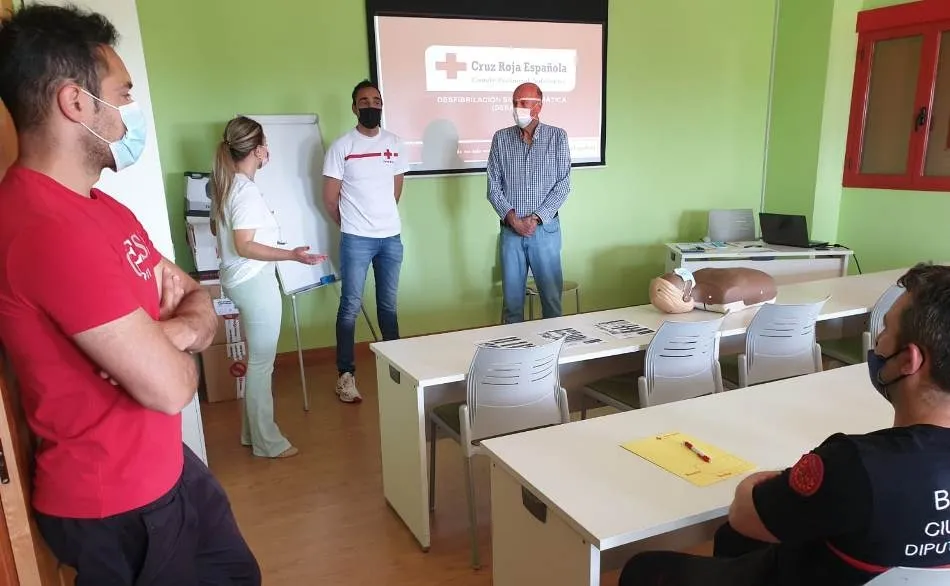 Los Bomberos refrescan sus conocimientos sobre el uso de desfibriladores  