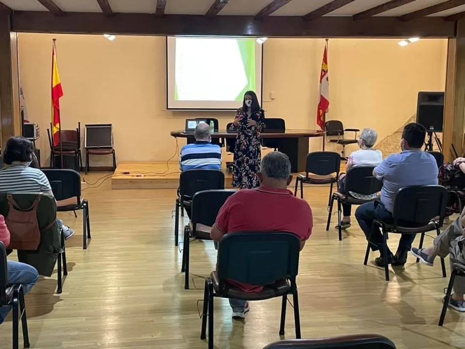 Foto 3 - San Esteban de la Sierra acoge una charla sobre dinamizaci&oacute;n del medio rural