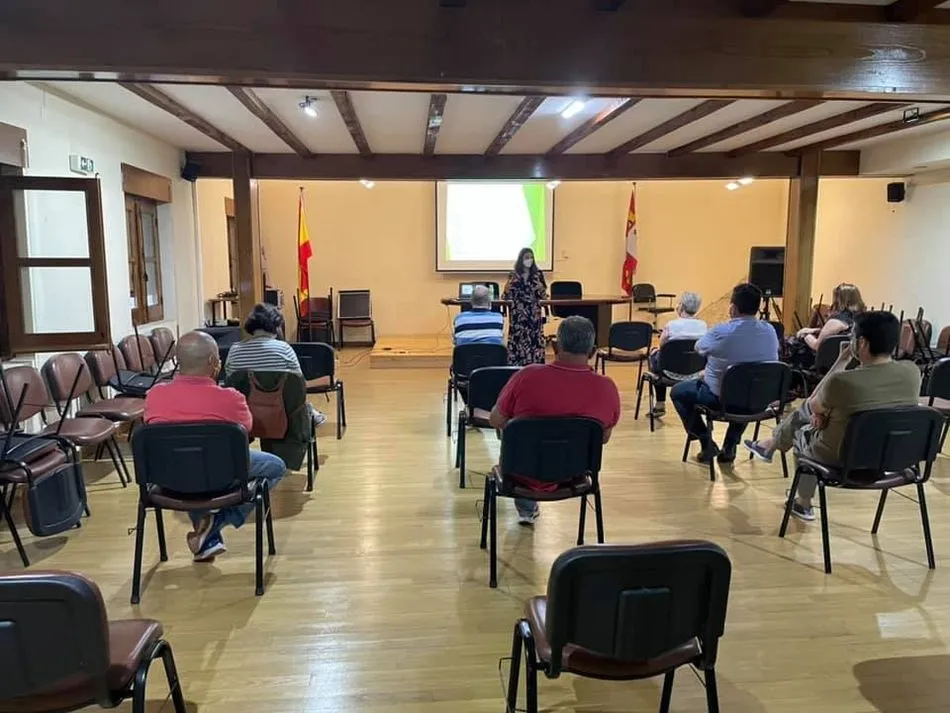 Foto 2 - San Esteban de la Sierra acoge una charla sobre dinamizaci&oacute;n del medio rural