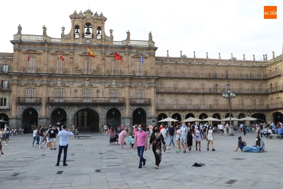 Foto 10 - Clima veraniego con calles repletas de p&uacute;blico en Salamanca