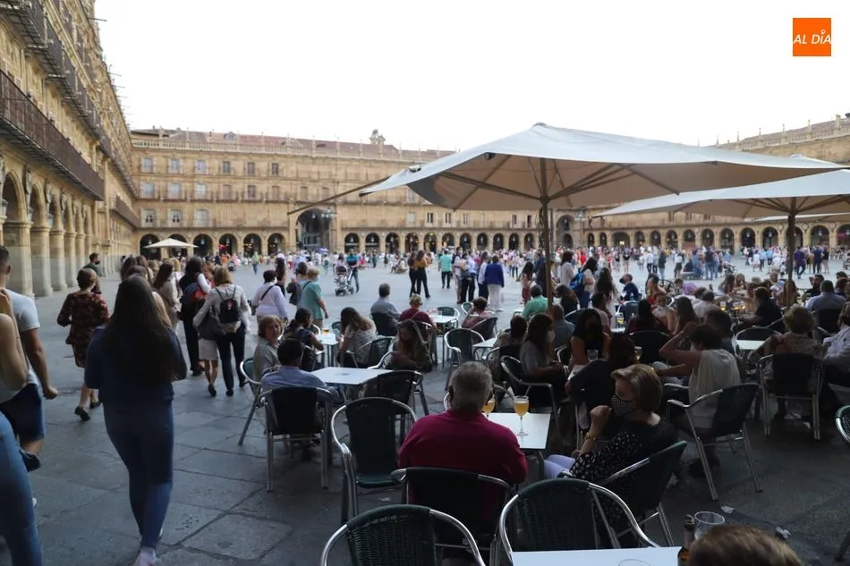 Foto 6 - Clima veraniego con calles repletas de p&uacute;blico en Salamanca