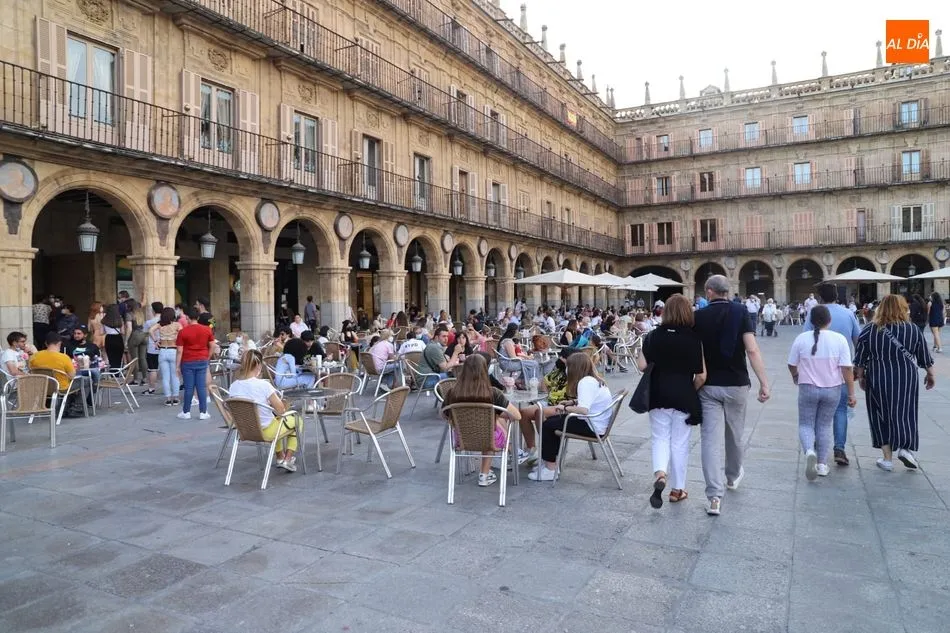 Foto 5 - Clima veraniego con calles repletas de p&uacute;blico en Salamanca