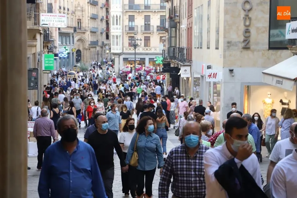 Foto 3 - Clima veraniego con calles repletas de p&uacute;blico en Salamanca