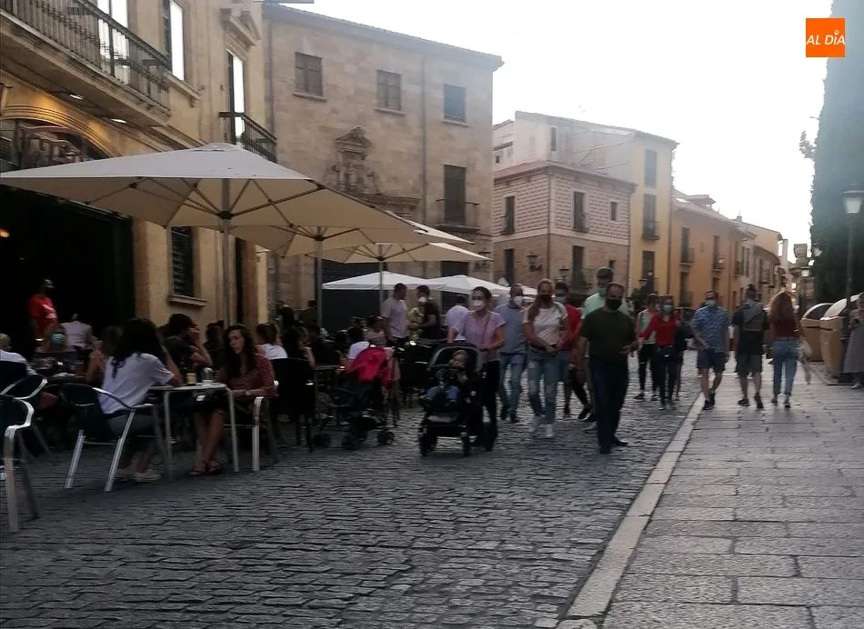 Foto 2 - Clima veraniego con calles repletas de p&uacute;blico en Salamanca