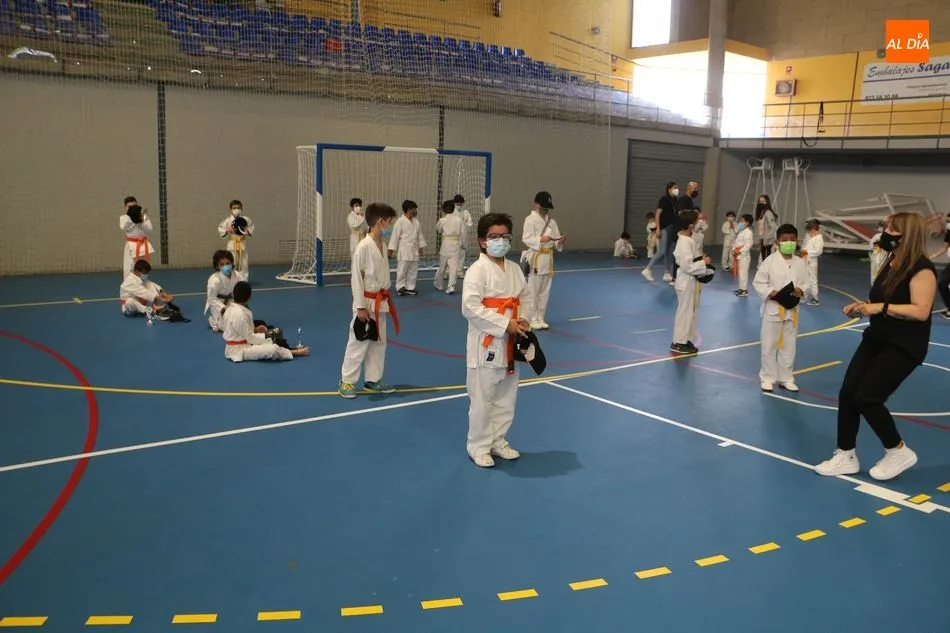 Foto 8 - Un centenar de j&oacute;venes karatecas disputan el campeonato provincial de edades en Guijuelo