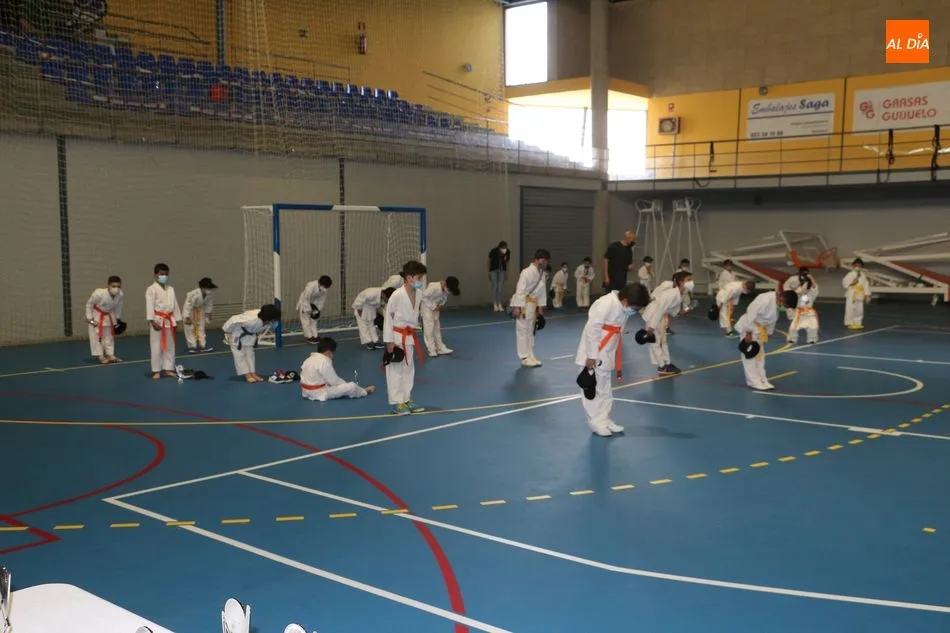 Foto 7 - Un centenar de j&oacute;venes karatecas disputan el campeonato provincial de edades en Guijuelo