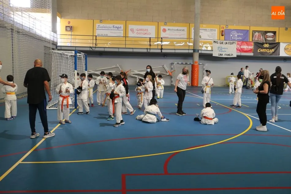 Foto 6 - Un centenar de j&oacute;venes karatecas disputan el campeonato provincial de edades en Guijuelo