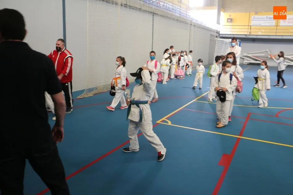 Foto 3 - Un centenar de j&oacute;venes karatecas disputan el campeonato provincial de edades en Guijuelo